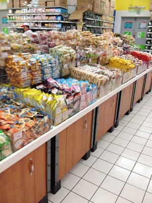 促銷臺廠家直銷 打造超市零食展示神器，定制大理石散裝食品促銷臺與貨架全解析