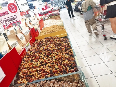 敞開銷售無遮蓋，散裝食品裸售存隱患——特寫 有人伸手就抓的散裝食品何時戴上“安全帽”？